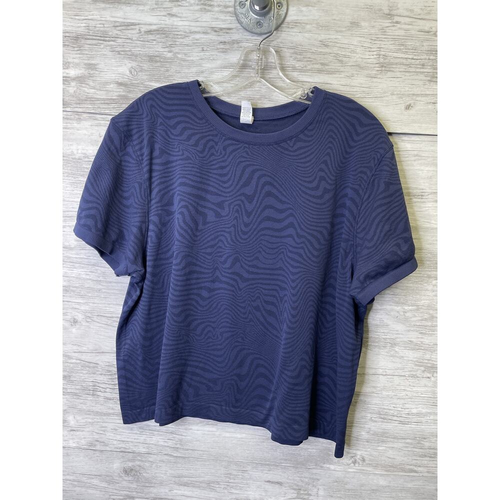 DSG Shirt Womens XL Blue Short Sleeve Relaxed Fit Subtle Zebra Pattern Nylon Tee